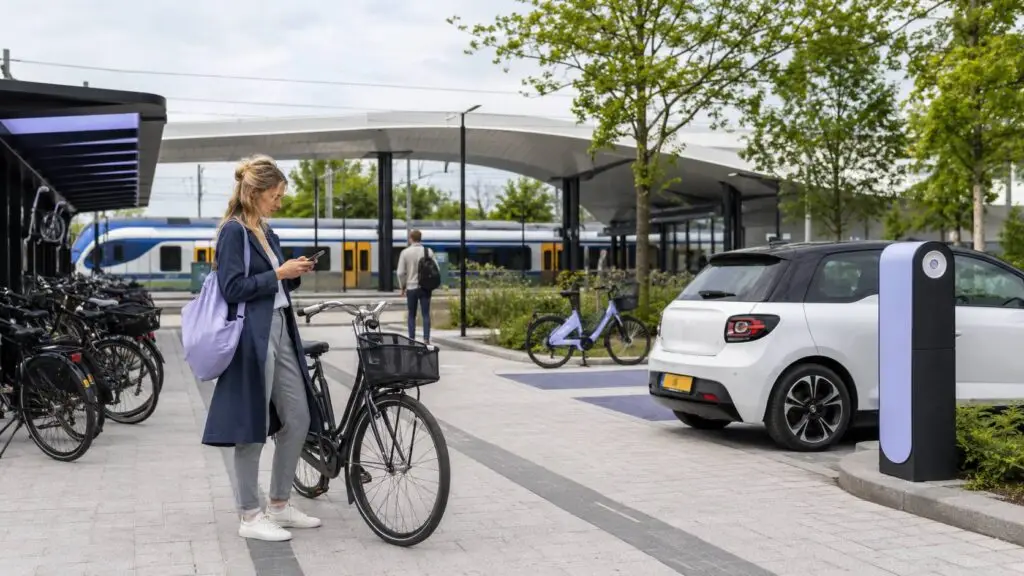 Reiziger combineert fiets, trein en deelauto bij een Nederlands mobiliteitsknooppunt